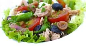 My classic nicoise salad recipe: this is a colorful French tuna salad with fersh tomatoes, green beans, olives and anchovies!