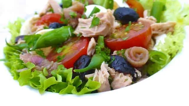My classic nicoise salad recipe: this is a colorful French tuna salad with fersh tomatoes, green beans, olives and anchovies!